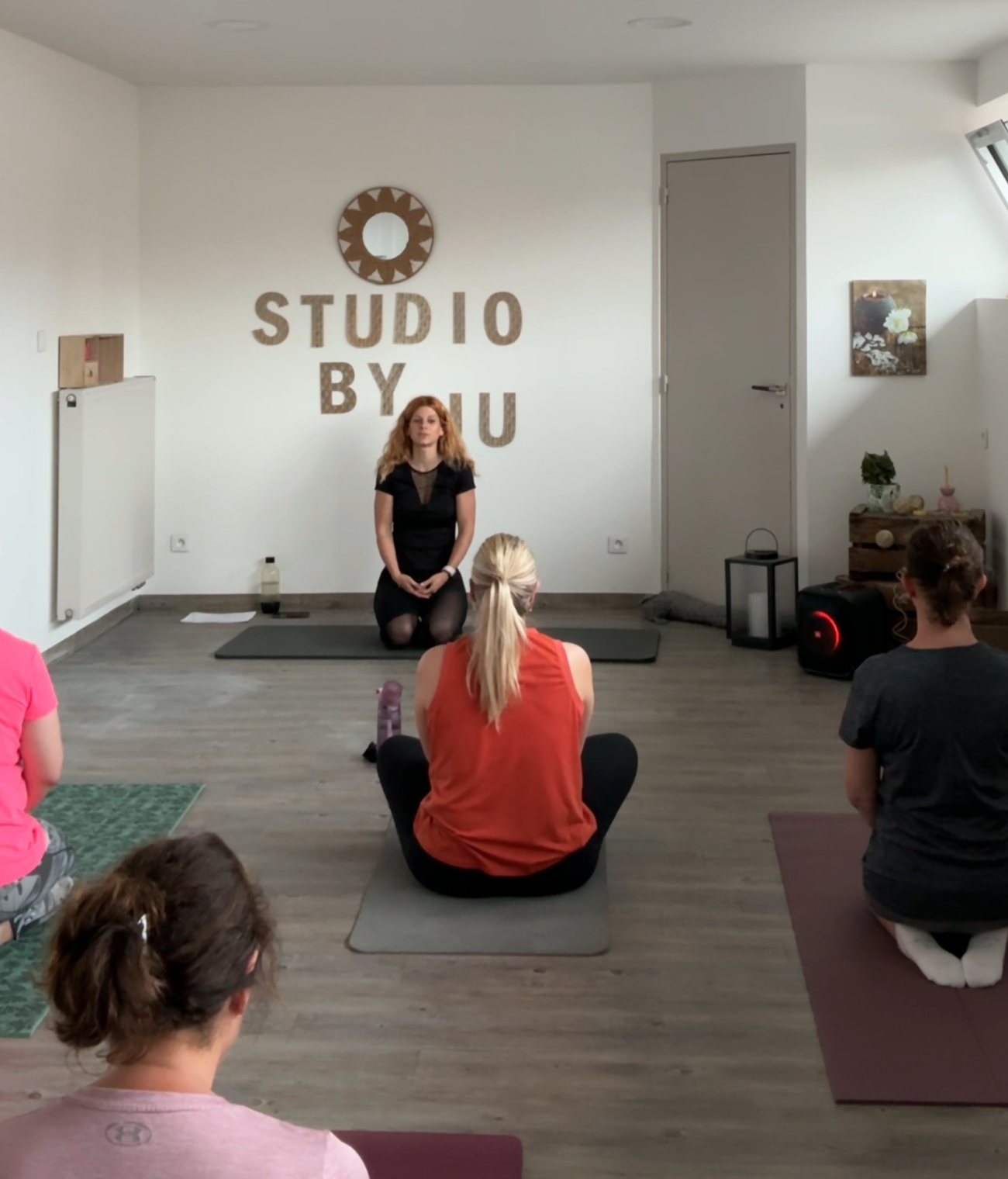 Moment d’ancrage pendant un cours de yoga avec Lucie